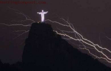 Badai Dahsyat Rusak Patung Ikonik Yesus di Brasil