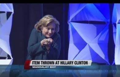 Asyik Berpidato, Hillary Clinton Dilempar Sepatu