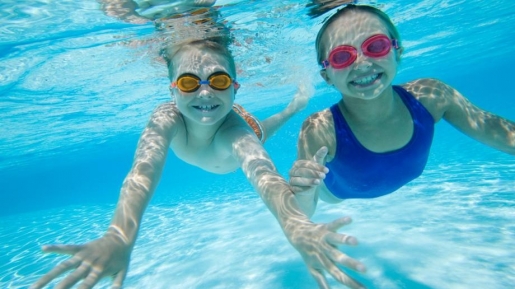 Fakta dan Bahaya Buang Air Kencing di Kolam Renang