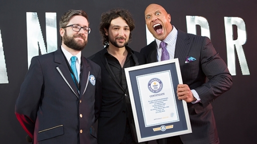 Hebat! Dwayne Johnson ‘The Rock’ Pecahkan Rekor Selfie Dunia