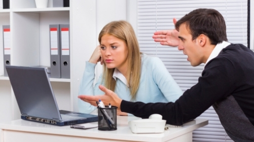 3 Cara Bijak Responi Kritikan di Tempat Kerja