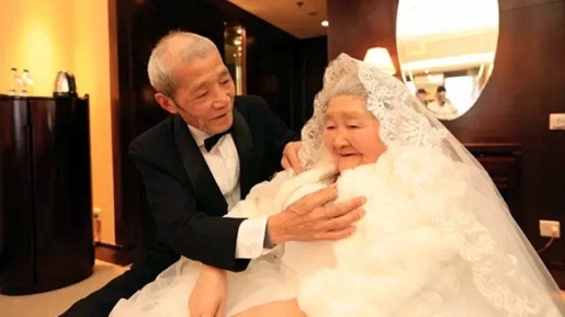 Pria Ini Beri Kejutan Cinta Pertama Kali Setelah 67 Tahun Menikah