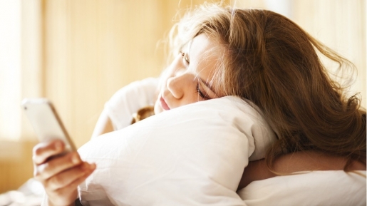 6 Alasan Keliru Wanita Pilih Cek Ponsel Lebih Dulu Saat Bangun Tidur
