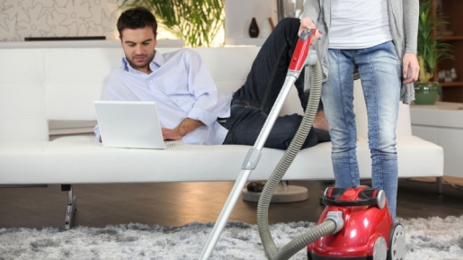 Alasan Mengapa Suami Cenderung Abai Lakukan Pekerjaan Rumah Tangga