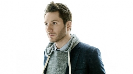 Gaya Adam Young ‘Owl City’ Cover Lagu ‘Untitled Hymn’ Chris Rice