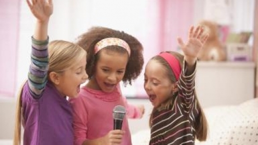 4 Cara Lindungi Anak dari Pengaruh Buruk Lagu-Lagu Dewasa