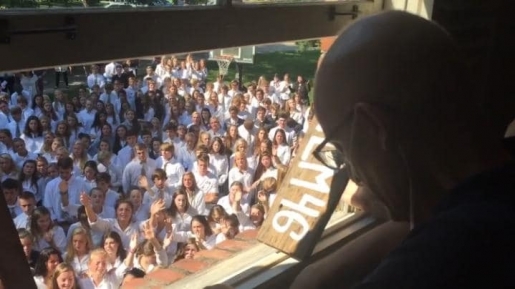 Guru Sakit Kanker, 400 Siswanya Dukung Dengan Lagu ‘Holy Spirit’