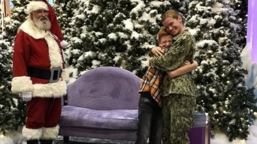 Setahun Tugas, Tentara Wanita Ini Buat Kejutan Natal Untuk Putranya