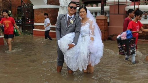 Di Tengah Banjir, Pasangan Filipina Ini Keukeuh Langsungkan Pernikahan