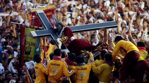 Jutaan Umat Katolik Filipina Rela Berdesakan Demi Sentuh Patung Yesus