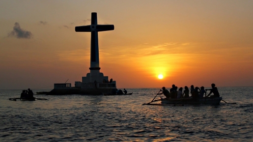 Jalan-jalan ke Filipina? Sempetin Dah ke ‘Salib’ di Tengah Laut Ini..