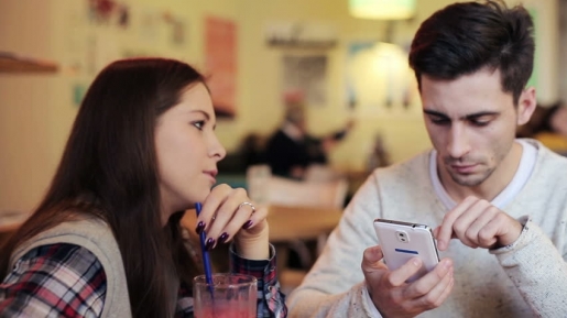 Kepo-in Handphone Pasangan Sebagai Bukti Cinta? 6 Alasan Ini Plus Minusnya Kebiasaan Ini