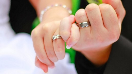 Ditanyai Anak “Apakah Bahagia Selama Menikah?” Sang Ibu Sampaikan Jawaban Ini