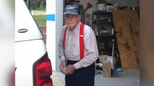 Selama Puluhan Tahun, Pria 86 Tahun Ini Kumpulkan Barang Bekas dan Uangnya Disumbang Untuk Pelayanan