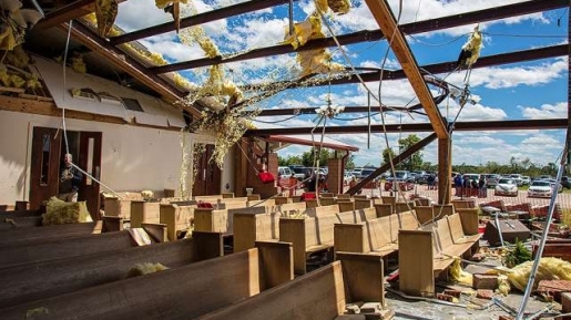 Ajaib! 45 Jemaat Gereja Ini Selamat Saat Badai Tornado Hantam Gerejanya