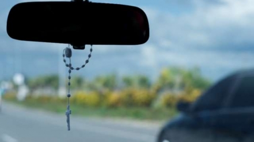 Dianggap Tak Wajar, Warga Filipina Protes Larangan Pemasangan Salib dan Rosario di Mobil