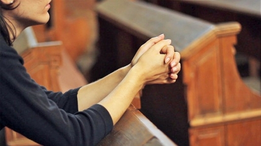  Gambar  Orang  Lagi Berdoa  Di  Gereja 