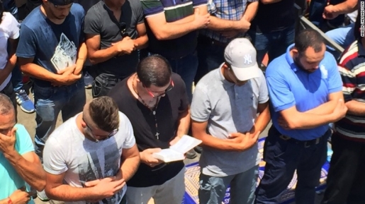 Mengharukan! Pria Kristen Ini Berdoa di Antara Umat Muslim di Tengah Konflik Yerusalem...
