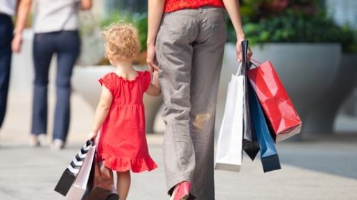 Tak Pengen Anak Kenapa-napa, Ini 4 Cara Aman Saat Bawa Anak Belanja di Mall
