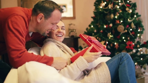 Dijamin Bikin Isteri Bahagia, 6 Kado Ini Wajib Banget Kamu Kasih Sebagai Hadiah Natal!