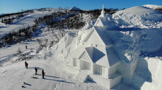 Keren! Seniman China Bangun Gereja Salju Nan Indah di Kawasan Bermain Ski di Norwegia Ini