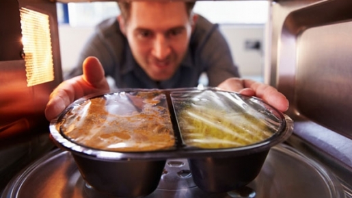 Ini Bahaya Pakai Wadah Plastik Panaskan Makanan di Microwave, Yuk Jangan Dibiasakan Ya!