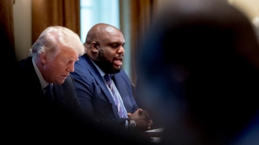 Di Pertemuan Ini Pendeta John Gray Sampaikan Doa Untuk Donald Trump