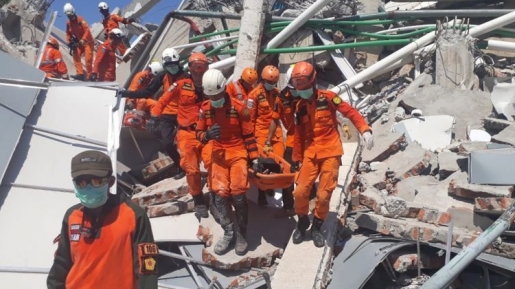 Cegah Infeksi, Menkes Diminta Berikan Semprotan Disinfektan Untuk Tim Evakuasi Gempa Palu