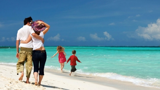 Saat Bawa Anak Liburan ke Pantai, Jangan Abai dengan Tanda-tanda Tsunami Ini