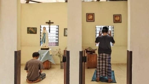 Gubernur Jateng, Ganjar Pranowo Puji Ruang Doa Berdempetan Dua Agama Ini