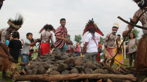 Barapen, Tradisi Bakar Makanan Orang Papua yang Wajib Ada Saat Natal