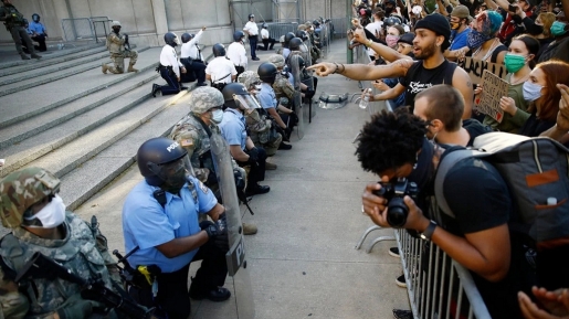 Saat Demo Besar-besaran, Aksi Berlutut Petugas Kepolisian AS Jadi Bahan Perbincangan