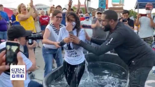 Tepat di Pusat Demonstrasi Minneapolis, Banyak Orang Putuskan Terima Yesus dan Dibaptis