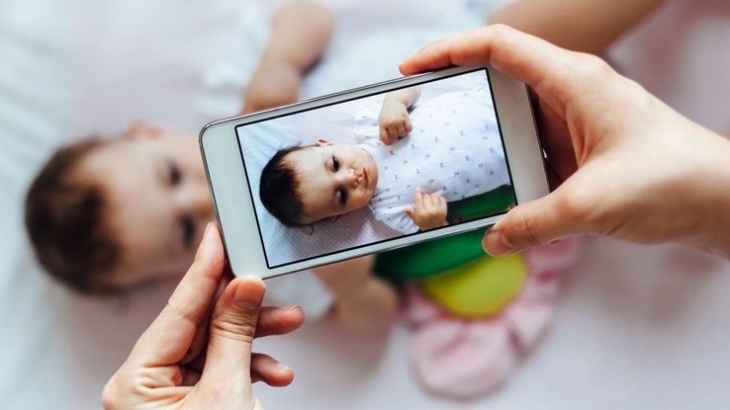 Moms, Ini Tanda Bahaya Terlalu Sering Bagikan Foto Anak di Sosial Media…
