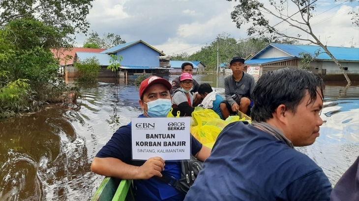 Tim OBI Sudah Salurkan Bantuan Anda ke Korban Banjir Sintang, Meski Sesulit Ini…