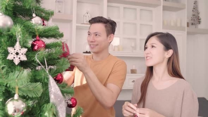 Buat yang Baru Nikah, Paling Bisa Ngerayain Natal dengan 3 Cara Ini