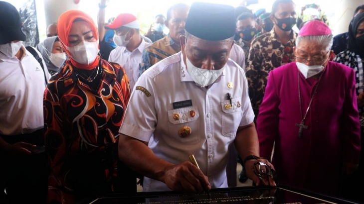 Bupati Muslim Ini Dipuji Karena Bangun Gereja Umat Katolik di Maluku Tenggara