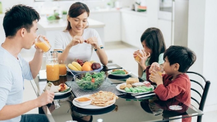 7 Manfaat Tak Terduga Dari Momen Makan Bersama Keluarga