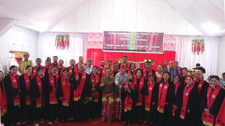 Tahbiskan 16 Vikaris, Ketua Sinode GMIT: Pendeta Harus Siap Diutus Kemana Saja
