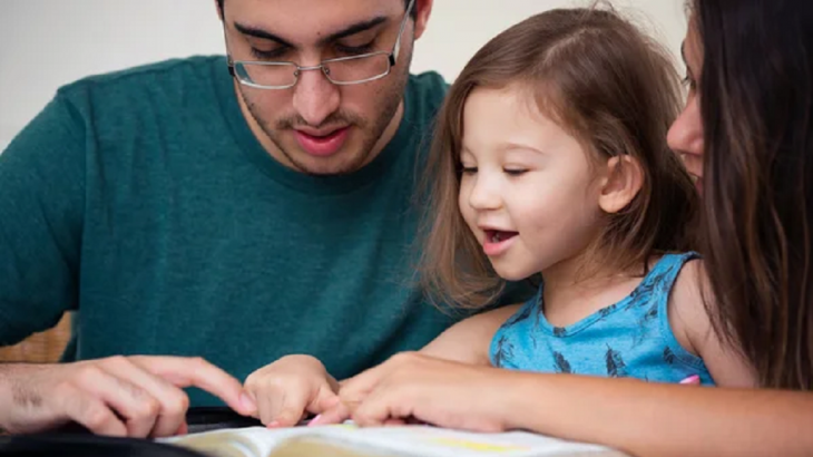 Ini Alasan Penting Parents Perlu Bacakan Ayat Alkitab ke Anak