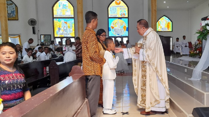 Terharu! Orang Tua Muslim NTT Ini Dampingi Anak Terima Komuni Pertama