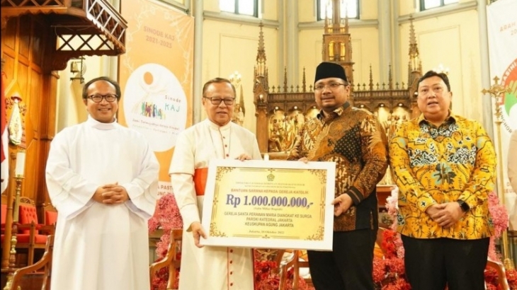 Menag Serahkan Bantuan 1M ke Gereja Katedral Jakarta Untuk Keperluan Ini…
