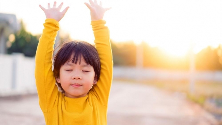 Jangan Sepele! Ini Lho Manfaat Ajak Anak Menyembah Tuhan Bersama-sama