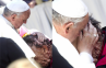 Paus Francis Rangkul dan Doakan Pria Penderita Tumor