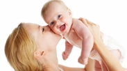 Ampuhnya Pelukan dan Ciuman Ibu Bagi Pemulihan Bayi