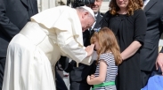 Tindakan Paus Bikin Gadis Cilik Penderita Sindrom Usher Ini Terharu