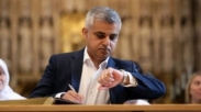 Kelompok Kristen Berdoa Bagi Walikota Muslim London yang Baru Terpilih