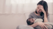 Buat Moms yang Kelelahan dan Kurang Tidur Pasca Lahiran, 5 Hal Ini yang Kamu Butuhkan!