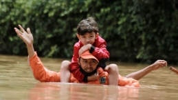 3 Kisah Haru di Kala Banjir, Dari Melahirkan Hingga Menikah di Tengah Genangan Air