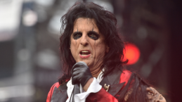 Jadi Pemberontak Bantu Rocker  Alice Cooper Mudah Jangkau Anak Remaja